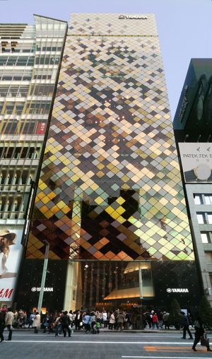 도쿄의 야마하 긴자 빌딩. 일본 최대의 악기 매장으로, 쇼핑 구역, 콘서트 홀, 음악 스튜디오가 있다.