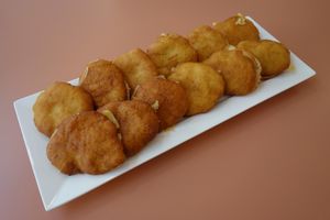 치즈로 채워진 튀긴 조니케이크, 카리브 네덜란드에서 흔함