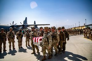 Joint Task Force-Crisis Response personnel carrying the remains of fellow service members killed in the 카불 공항 공격, 2021년 8월 27일