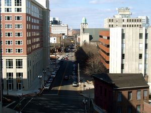 뉴 가와 조지 스트리트 코너에서 북쪽을 바라본 모습. 헬드리치 센터는 왼쪽에 있다.