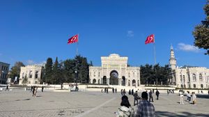 바야지트 광장(Beyazıt Square)에 있는 이스탄불 대학교의 정문으로, 로마 제국 말기에는 포룸 타우리(후에 테오도시우스 포럼)로 알려졌다. 캠퍼스 내에는 바야지트 타워가 있다.