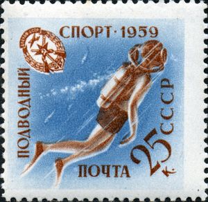 DOSAAF 스포츠 단체에 대한 찬사로 오리발을 착용한 레크리에이션 다이버의 이미지가 담긴 1959년 소련 우표.