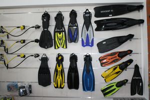 다이빙 샵에 있는 다양한 오리발들. 오른쪽에 있는 오리발은 전면 발, 중간에 있는 오리발은 오픈 힐이다.