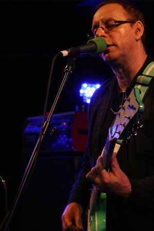 콜린 뉴먼 (2011년 사진)은 1982년 앨범 Not To에서 이 곡을 커버했다.