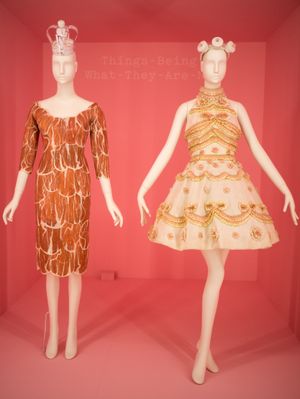 메트로폴리탄 미술관의 "캠프: 패션에 대한 노트" 전시회에 전시된 라크루아의 디자인 [오른쪽