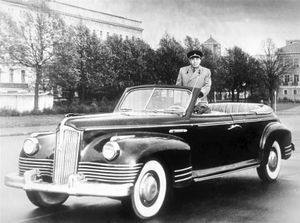 리가에서 열린 군사 퍼레이드에 참석한 구사코프스키, 1959년