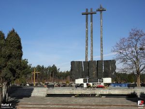 독일군이 약 15,000명의 폴란드인과 유대인을 살해한 피르레이의 기념비와 묘지