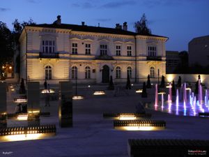 구 토바지스트보 크레디토베 지엠스키 건물의 야경