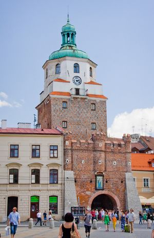 크라쿠프 문은 구시가지에 있으며 도시의 가장 유명한 랜드마크 중 하나이다.