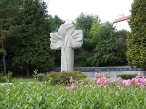 1940년 독일군이 약 500명의 폴란드인들을 학살한 루리의 기념비와 묘지