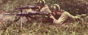 폴란드 인민군의 병사가 DP 경기관총을 발사하고 있다