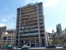 폭발 후 깨진 빌딩의 유리창