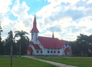 인도네시아 북수마트라에 있는 바탁 기독교 개신교 교회의 회중 건물, 이 교회는 루터교 요소를 포함하는 병합 교단이다.