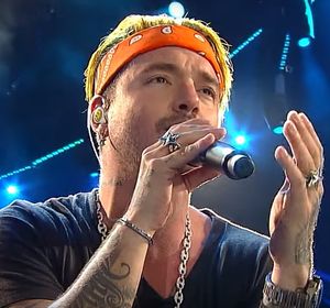 2017년 3월 칠레에서 'Sigo Extrañándote'를 부르는 J 발빈