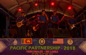 2018년 지역 사회 관계 행사에서 마투르 공공 부지에서 공연하는 스리लंका 해군 밴드 멤버들