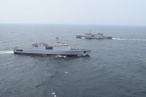 SLINEX 2019 중 SLNS 신두랄라와 INS 수메다