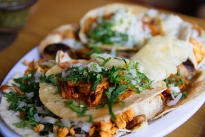 알 파스토르 타코(Tacos al pastor) 아도바다 고기로 만든 타코
