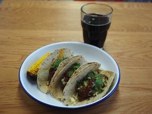 헬싱키의 한 식당에서 쇠고기 속을 넣은 소프트 쉘 타코 세 개