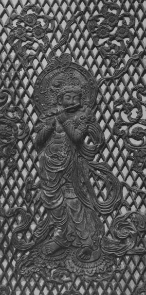 752년에 쇼무 천황의 명으로 건설된 도다이지 사찰에서 피리를 부는 크리슈나의 묘사, 나라현 나라시