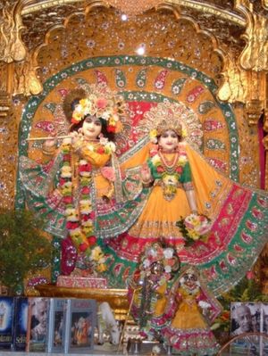 크리슈나(왼쪽)와 라다, 영국 왓퍼드 박티베단타 매너