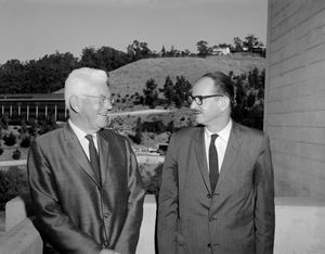 마크 올리펀트(왼쪽)와 맥밀런, 1965년