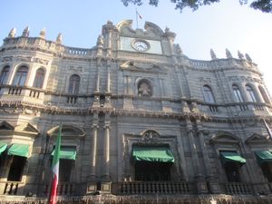 역사 지구의 이달고 문과 시립 궁전