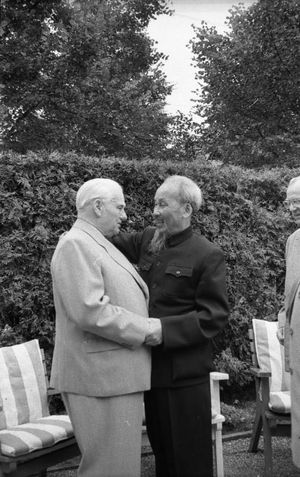 1959년 베트남 지도자 호치민과 회담하는 피크