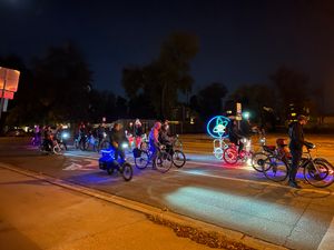 밤에 도로에 모인 자전거 타는 사람들.