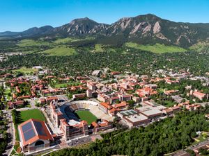 콜로라도 대학교 볼더 캠퍼스(University of Colorado Boulder)는 콜로라도 대학교(University of Colorado) 시스템의 주요 대학이다.