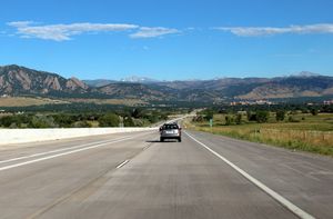 볼더로 내려가는 북쪽 방향 US 36번 국도에서 본 도시 전경