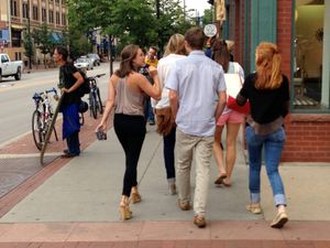 볼더를 걷는 콜로라도 대학교 학생들