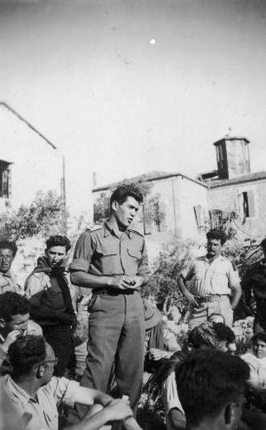 하렐 여단 구성원들에게 연설하는 다비드 엘라자르. 1948년. 왼쪽에 라파엘 에이탄이 서 있다.