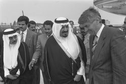 술탄 빈 압둘아지즈 알사우드와 네덜란드 총리 루트 뤼버스가 1989년 6월 15일 스히폴 공항에 도착했다.