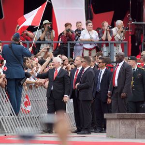 2016년 7월, 오타와에서 열린 캐나다 데이 축제에서 시민들에게 인사하는 총독 데이비드 존스턴