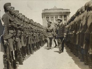 총독 아서 왕자가 1914년 발카르티에 캠프에서 캐나다 원정군을 사열하고 있다
