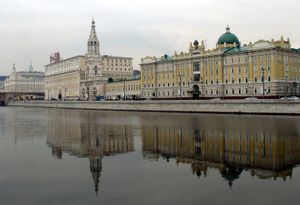 모스크바 강둑에 있는 성 소피아 교회 옆에 있는 로스네프트 본사