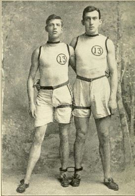 1909년 4월 세발 자전거 경주에서 해리 힐먼(왼쪽)과 로슨 로버트슨(오른쪽)