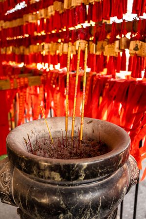 Cham Shan Temple에서 향을 피우는 모습
