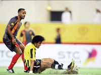 알-카디시야 0–0 경기에서 하자지가 넘어지는 모습.