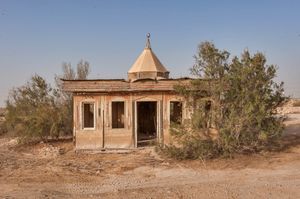 아부 나클라의 저수지 근처에 있는 낡은 모스크.