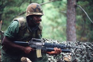 미국 육군 척탄병이 1984년 M203 유탄 발사기가 장착된 M16A1으로 무장하고 있다. 대부분의 현대 군대에서 척탄병은 일반적으로 단독형 또는 언더 배럴 유탄 발사기로 무장한다.