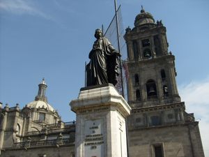 멕시코시티의 엔리코 마르티네스 기념비