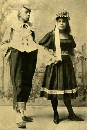  앨버트 앤더슨과 매미 앤더슨은 샘 T. 잭의 크리올 쇼에서 코미디 듀오로 공연했으며 1900년대 초반에 자신들만의 순회 극단인 레이디 아프리카를 운영했다.