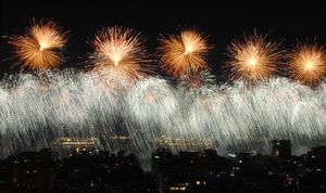 코파카바나는 100만 명 이상의 관람객을 끌어모으며 리우데자네이루에서 세계 최대 규모의 불꽃놀이를 개최한다.