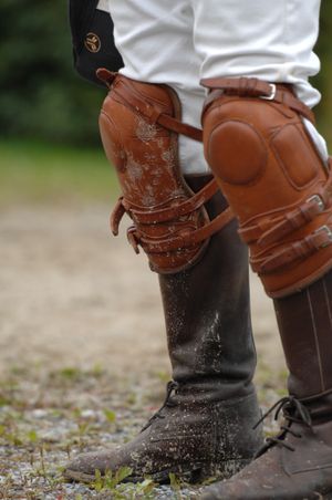 폴로 무릎 보호대, 필수 장비