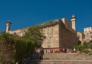 족장의 동굴은 이 지역에서 가장 유명한 성지 중 하나이다.