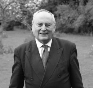 도널드 애덤슨(1939–2024), 영국 문학 학자, 작가, 역사가.