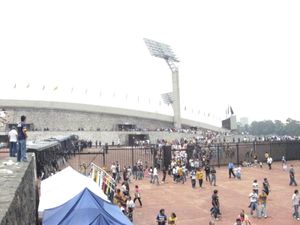 경기 후 올림피코 우니베르시타리오 경기장을 떠나는 푸마스 서포터