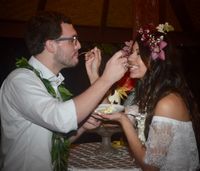 케이크를 서로 먹여주는 커플