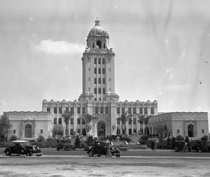 베벌리힐스 시청, 1932년 캘리포니아 추리게레스크 양식으로 건설됨.